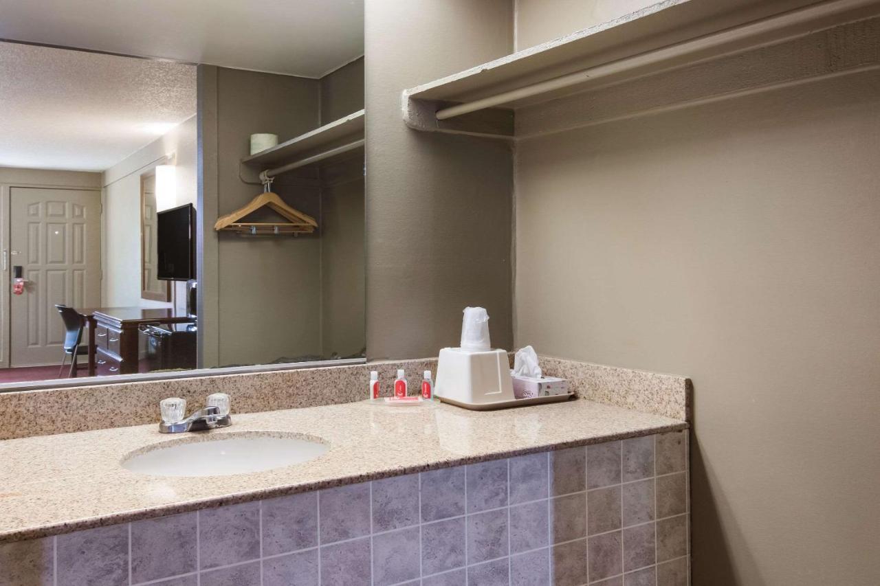 Econo Lodge Pittsburgh I-79 Bagian luar foto